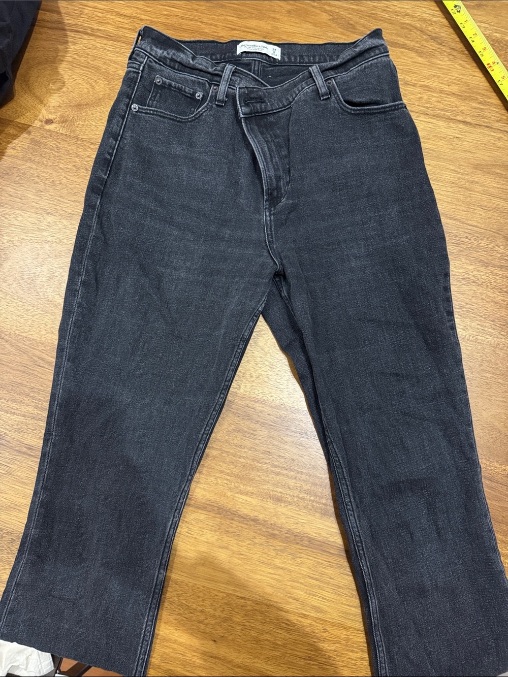 Abercrombie 90s Slim Straight Ultra High Rise black jeans
